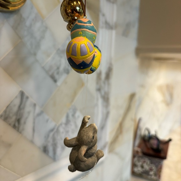 Dean Griff Charming Tails "Easter Parade Ornament "- bunny with egg balloons - Picture 2 of 4